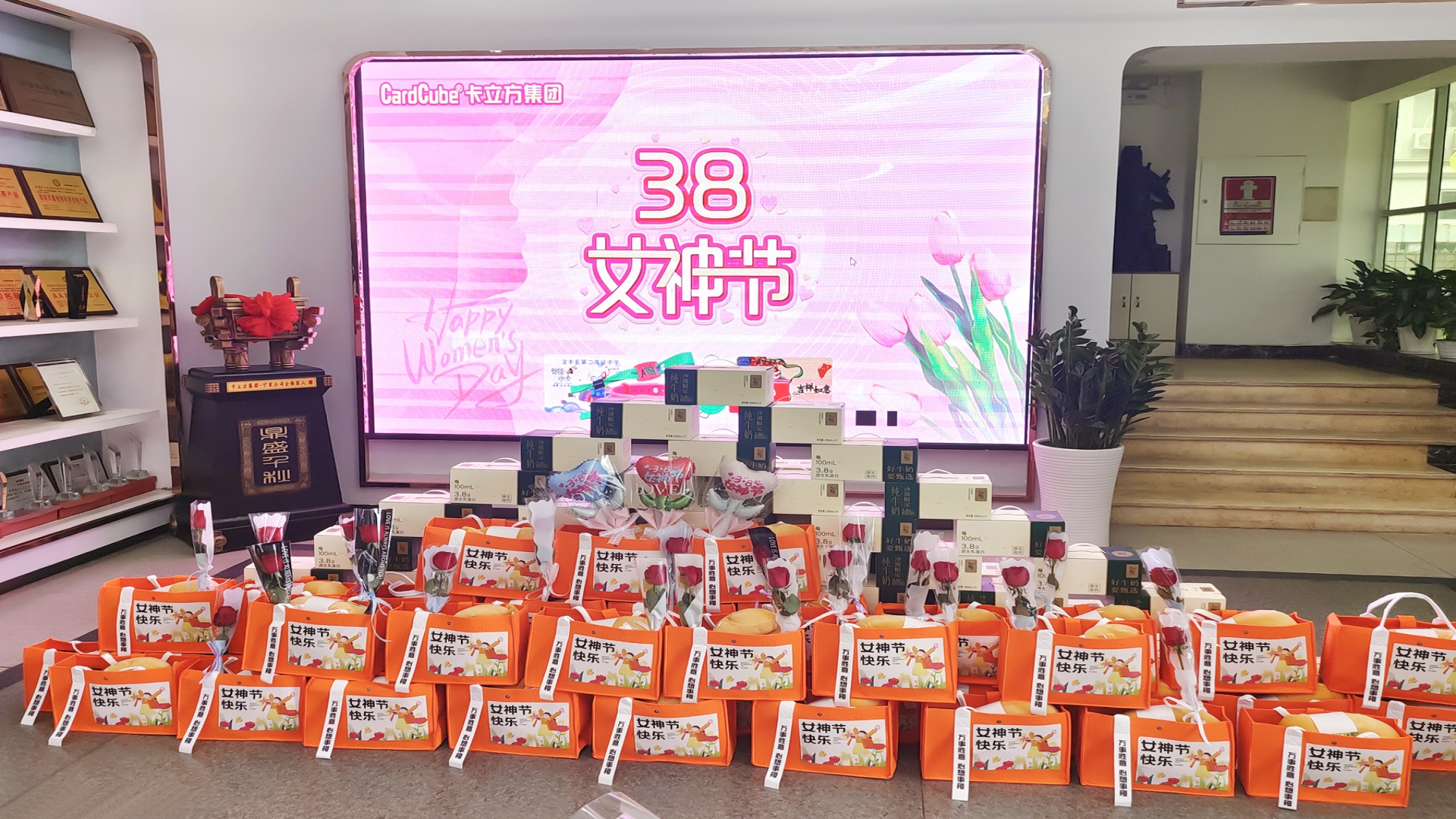 LETOU乐投集团智能卡工厂腕带厂家：以花为礼，，，，，，，致敬每一位 “女神”