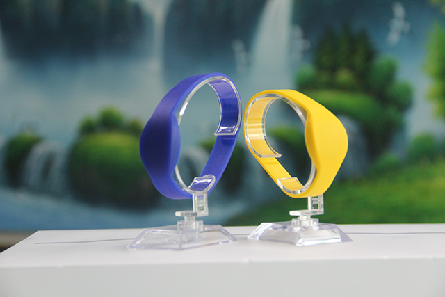 滴胶卡定做：包边滴胶卡