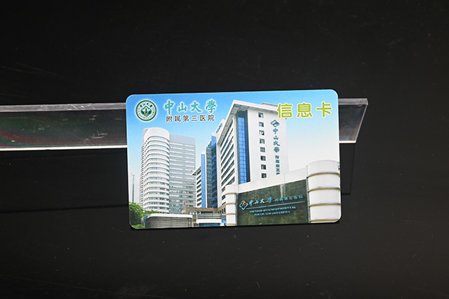 滴胶卡是怎么生产出来的？？？？？？？