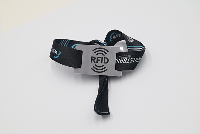 校园卡不但有统一的结构，，，，，，，尚有个性化的定制