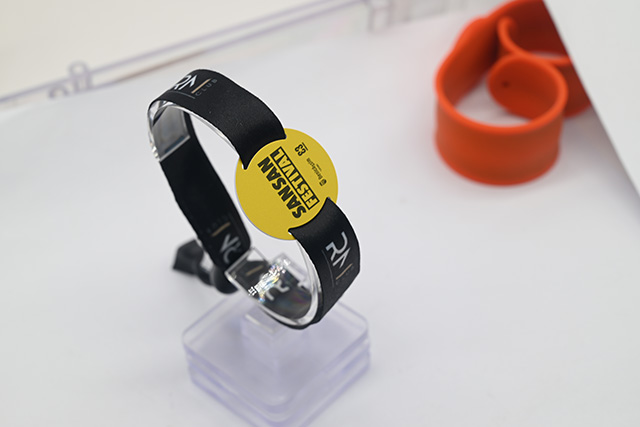 这样的带按键显示屏可视银行卡您是否见过呢？？？？？