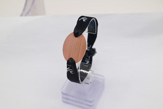 智能卡主体上还设有指纹传感器，，，，，牢靠在手持部位