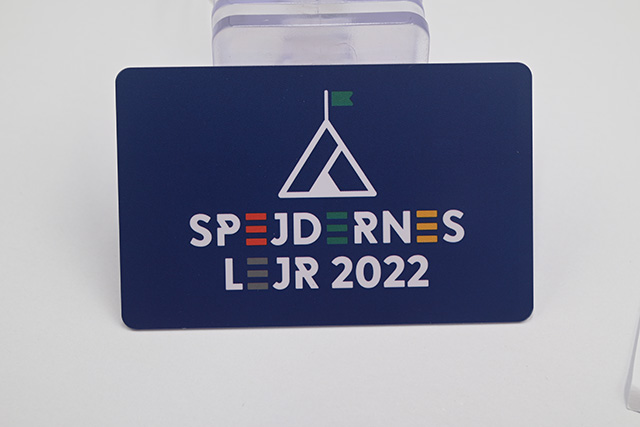 制作钥匙扣卡时的过uv工艺是什么呢？？？有了之后，，，，，有什么效果呢？？？